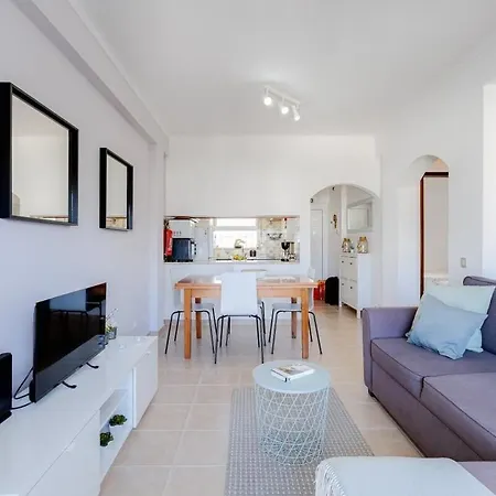 Eli Flat Just Few Steps From The Strip In *